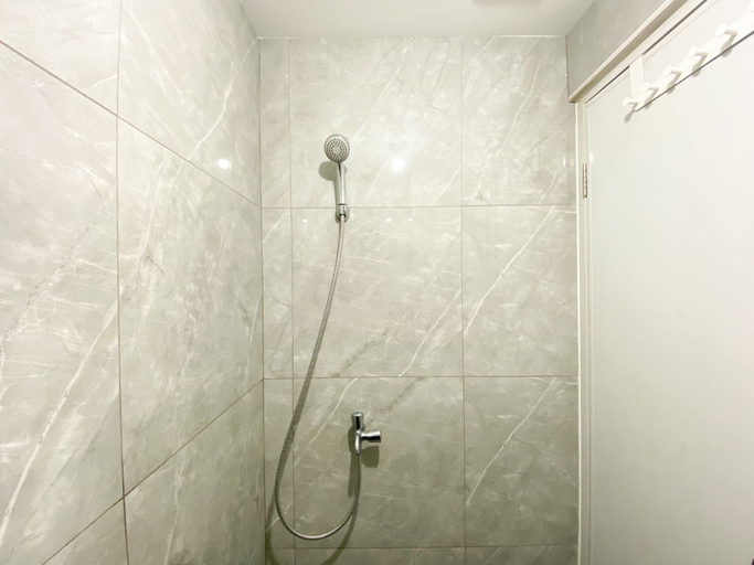 Bathroom 5, Compact and Comfortable Studio Sayana Bekasi Apartment By Travelio, Bekasi