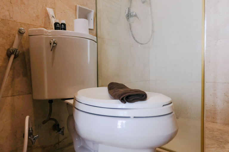 Bathroom 5, Spacious 3BR at Dago Butik Apartment By Travelio, Bandung