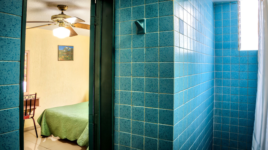 Bathroom 4, Hotel Emily, León