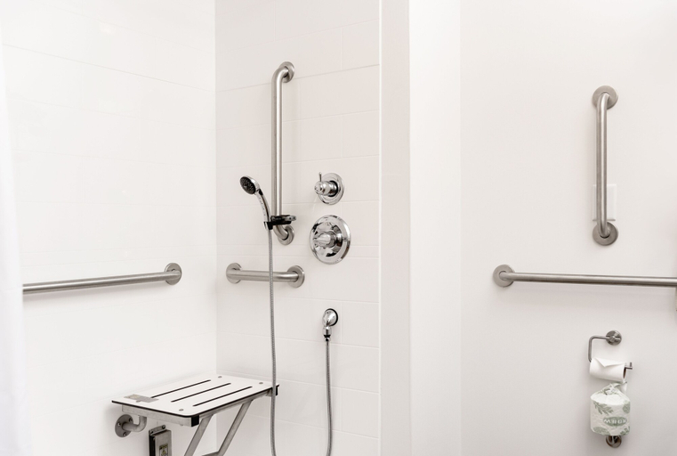 Bathroom 3, Holiday Inn Express LE CLAIRE RIVERFRONT-DAVENPORT by IHG, Scott