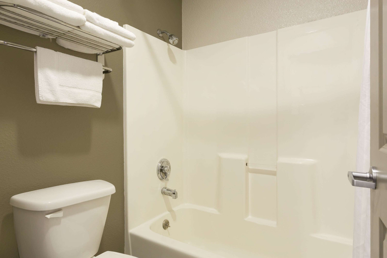 Bathroom 4, Super 8 by Wyndham Fortuna, Humboldt