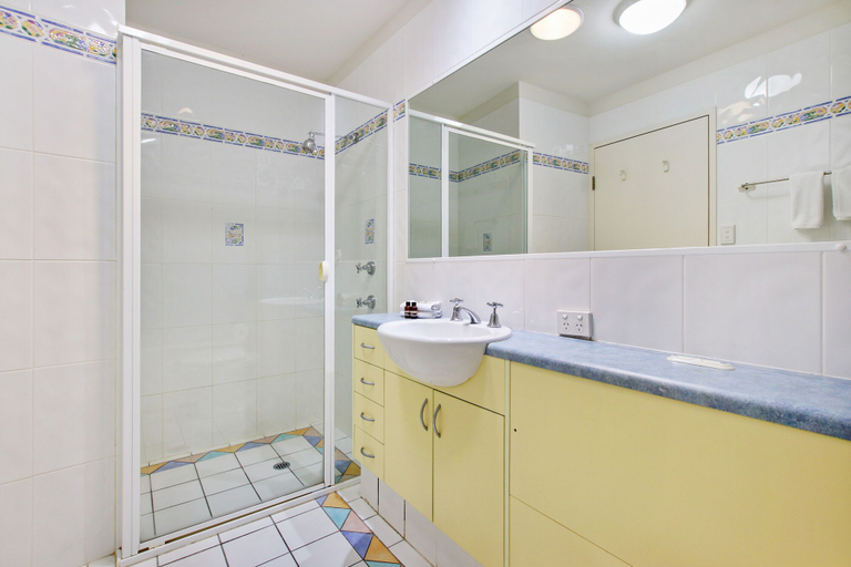 Bathroom 5, Lennox Beach Resort, Ballina