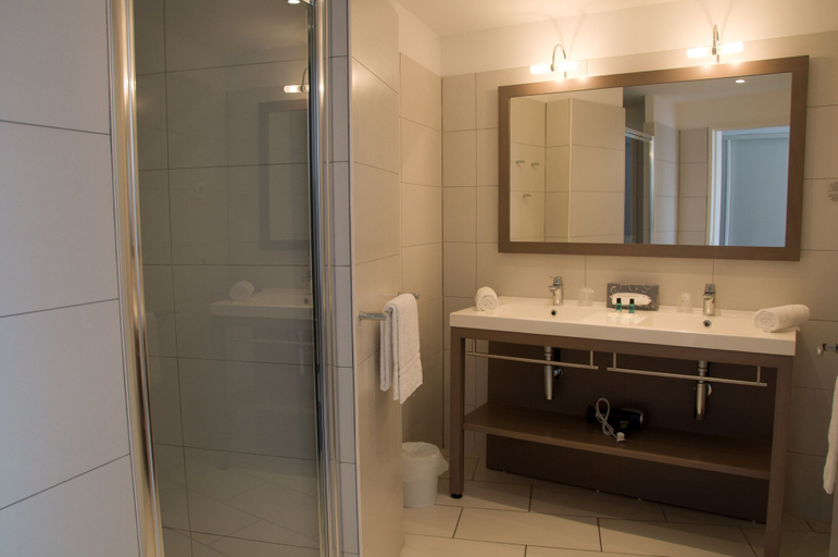 Bathroom 5, Hotel Le Grand Pavois, Var