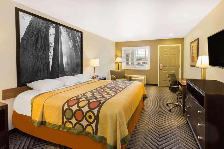 Bedroom 3, Super 8 by Wyndham Fortuna, Humboldt