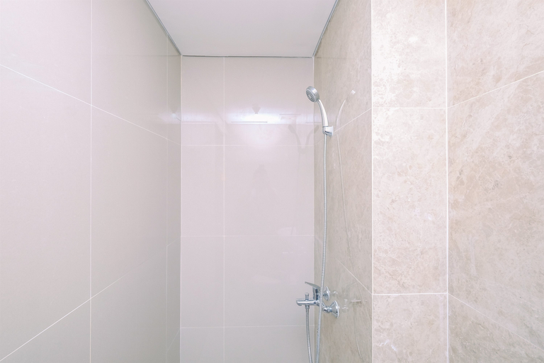 Bathroom 5, Modern Studio Transpark Cibubur Apartment near Shopping Mall By Travelio, Depok
