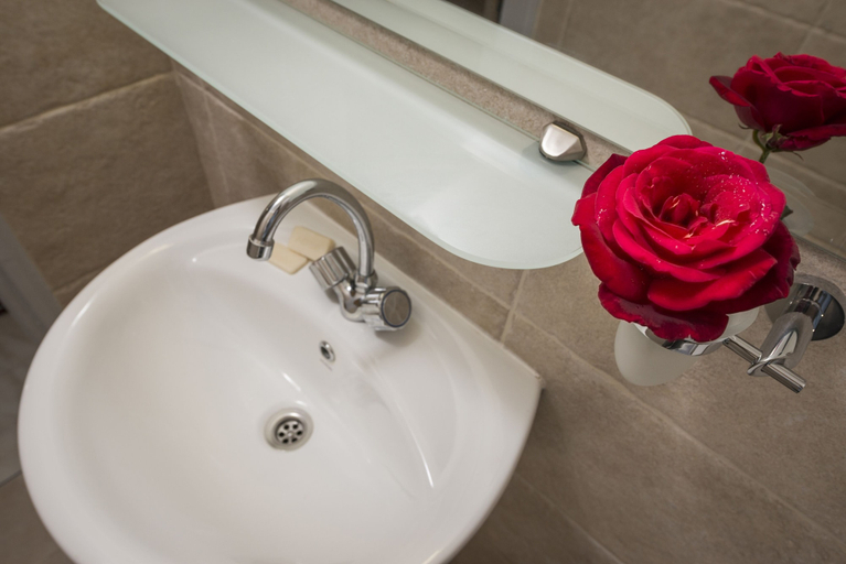 Bathroom 4, Esplanade Apartments, Crete