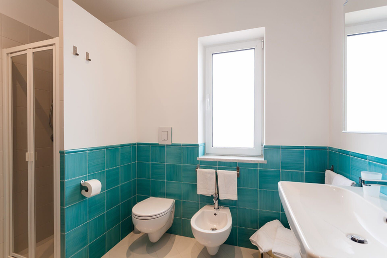 Bathroom 3, Apartment Snicher, Napoli