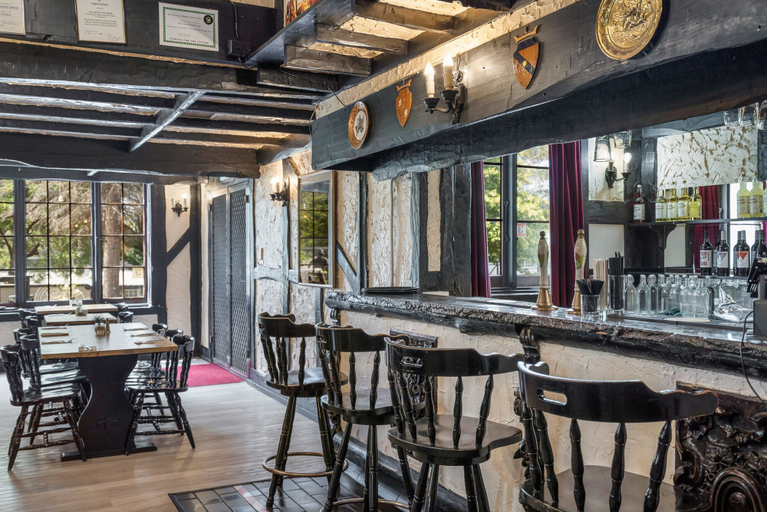Food & Drinks 5, The Fox and Hounds Historic Hotel, Tasman