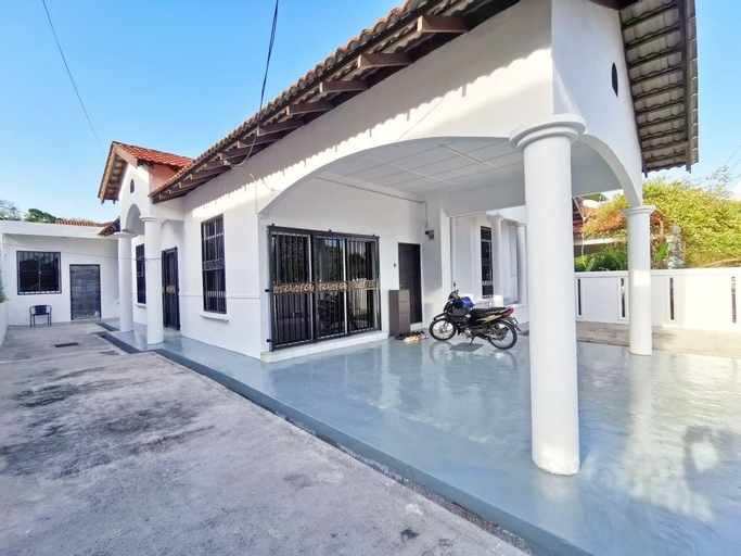 Exterior & Views 1, Cozy Spacious House near beach at Kuantan., Kuantan