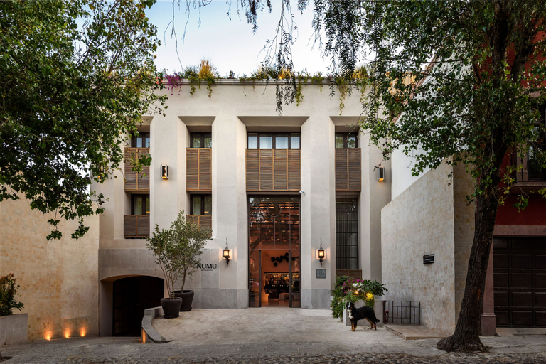Exterior & Views