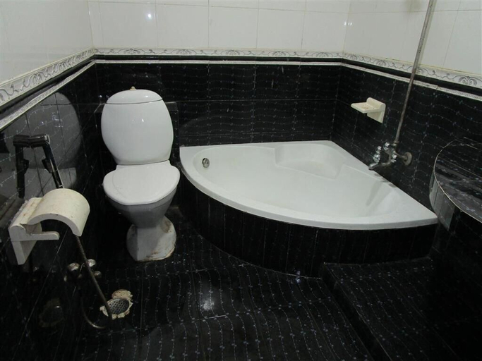 Bathroom 3, Royal Fantasy, Karachi