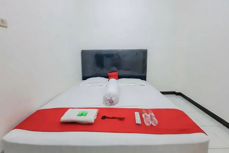 Bedroom 2, RedDoorz @ Permana Homestay near Supadio Airport Pontianak, Kubu Raya