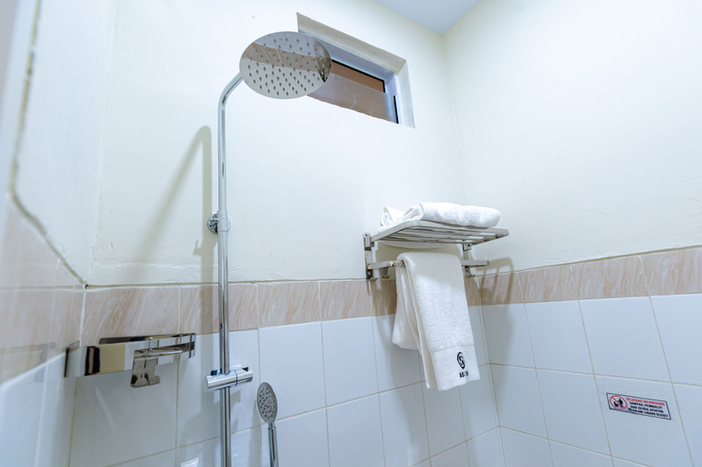 Bathroom 3, RedDoorz Plus @ Komplek ABC Batu Aji Batam, Batam