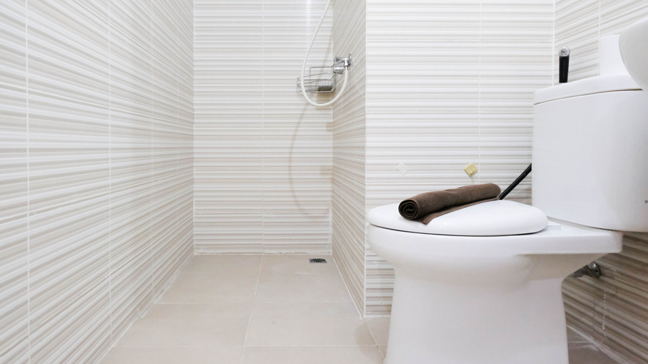 Bathroom 5, Spacious and Modern Studio Apartment at Puncak Bukit Golf Surabaya By Travelio, Surabaya