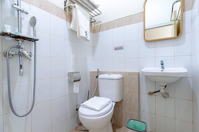 Bathroom 3, RedDoorz Plus @ Komplek ABC Batu Aji Batam, Batam
