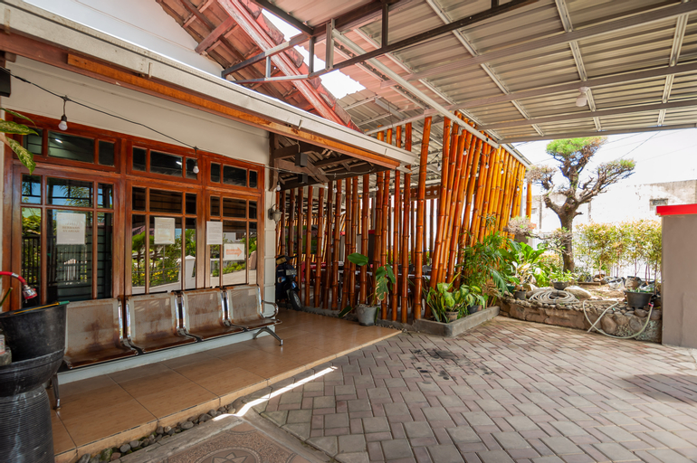 Exterior & Views 2, RedDoorz Syariah @ Bumi Siliwangi Residence Padang, Padang