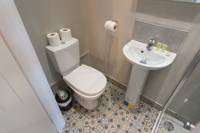 Bathroom 3, Wellesley Guest Accommodation, Belfast