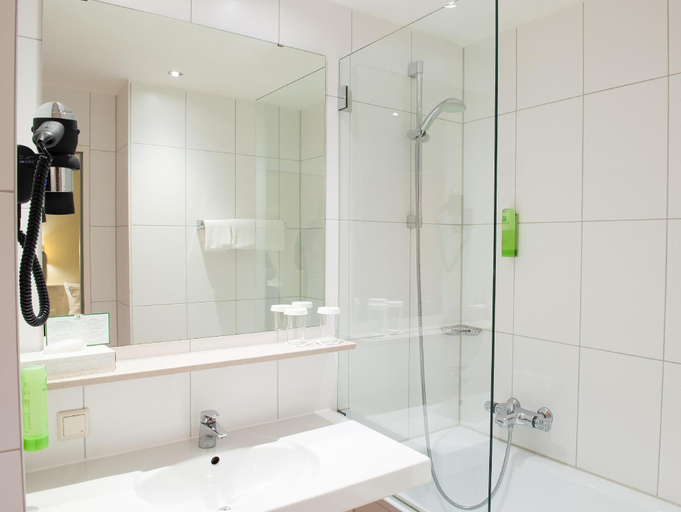 Bathroom 2, Holiday Inn München Süd By IHG, München