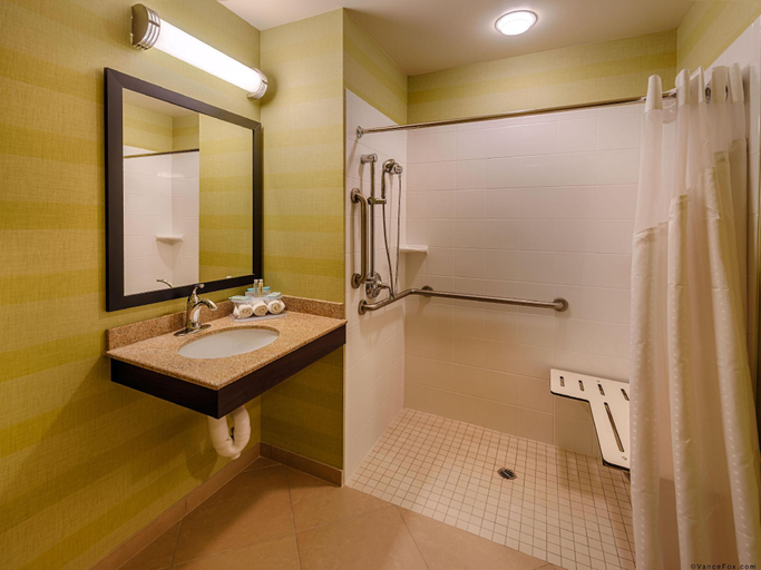 Bathroom 4, Holiday Inn Express & Suites RED BLUFF-SOUTH REDDING AREA, Tehama