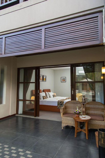 Exterior & Views 23
