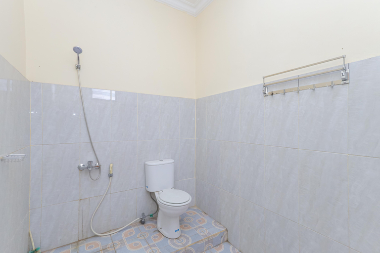 Bathroom 3, Urbanview Roemah Tebet by RedDoorz, South Jakarta