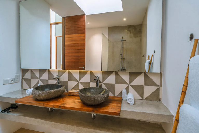 Bathroom 4, Villa RIZR: Industrial 3BR villa nearby Berawa Beach, Badung