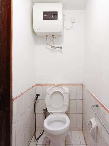 Bathroom 5, Apartemen 2BR Lantai Bawah at Lippo Carita, Serang