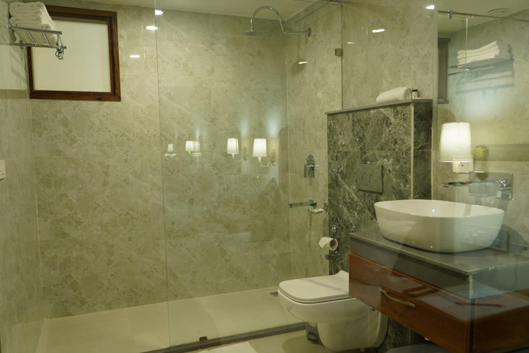 Bathroom, Hotel Le-Crown, Chandigarh