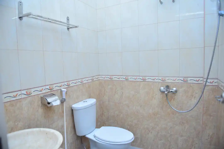 Bathroom 5, Puri Gajah Dompak, Kupang