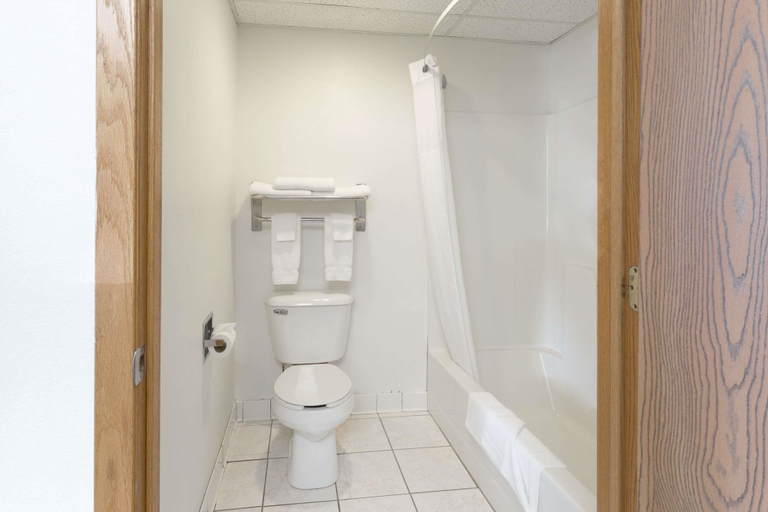 Bathroom 4, Super 8 by Wyndham Cresco IA, Howard