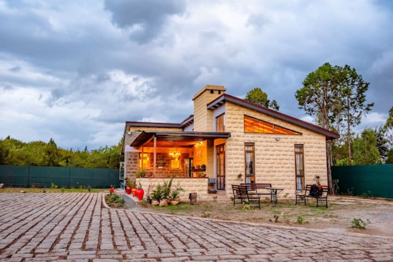 Exterior & Views