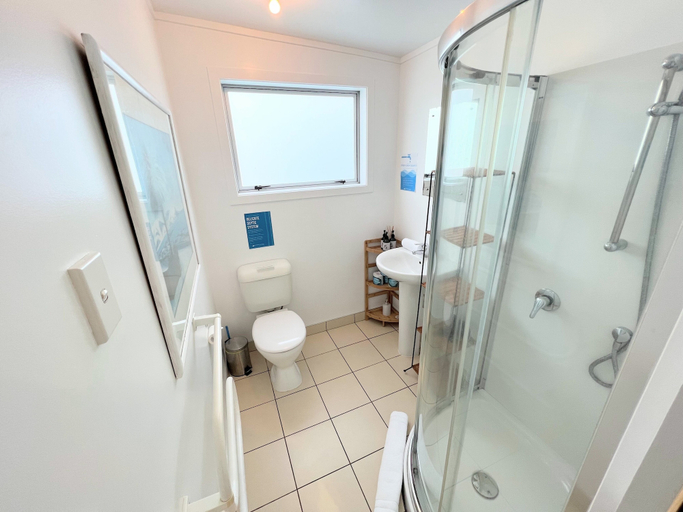 Bathroom 3, Tiri Cottage - Seaviews in Oneroa, Auckland