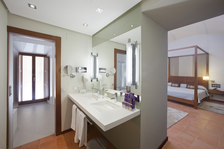 Bathroom 4, Parador de Cáceres, Cáceres