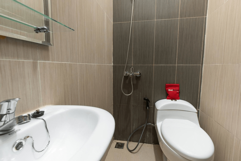 Bathroom 3, RedDoorz Plus near Trans Studio Cibubur 2, Bekasi