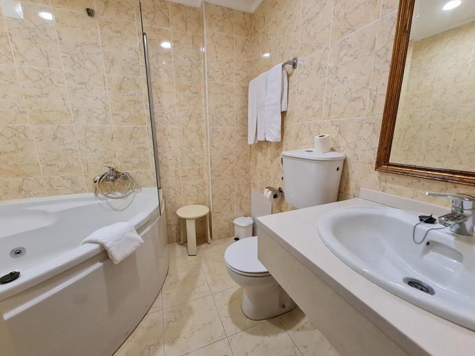 Bathroom 3, Eden, Mealhada