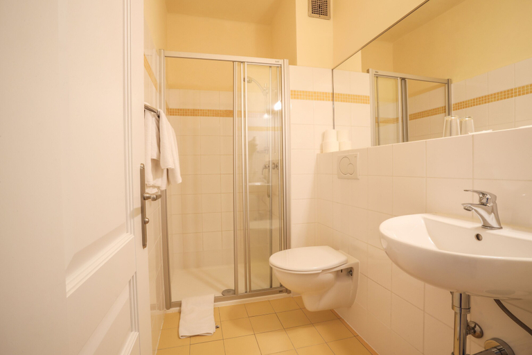 Bathroom 3, Hotel Kavalerie, Karlovy Vary