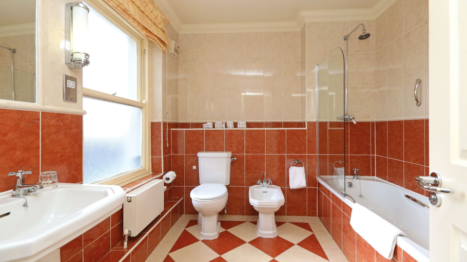 Bathroom 5, Imperial Hotel, Conwy
