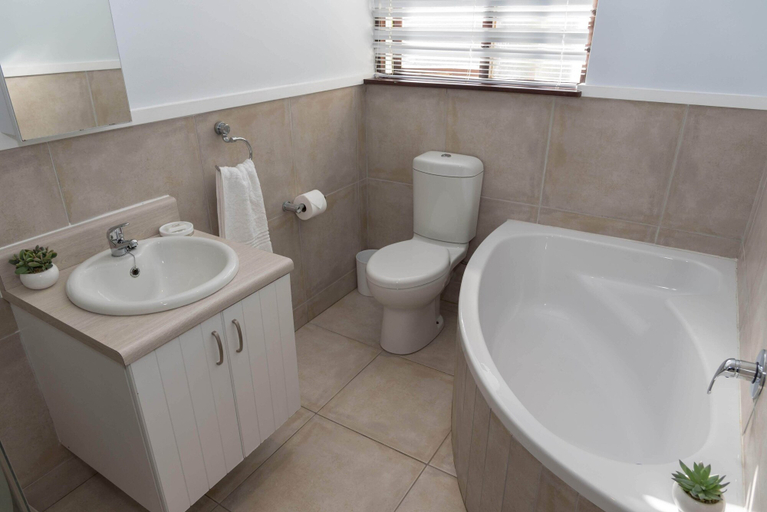 Bathroom 4, Brenton Breakers, Eden