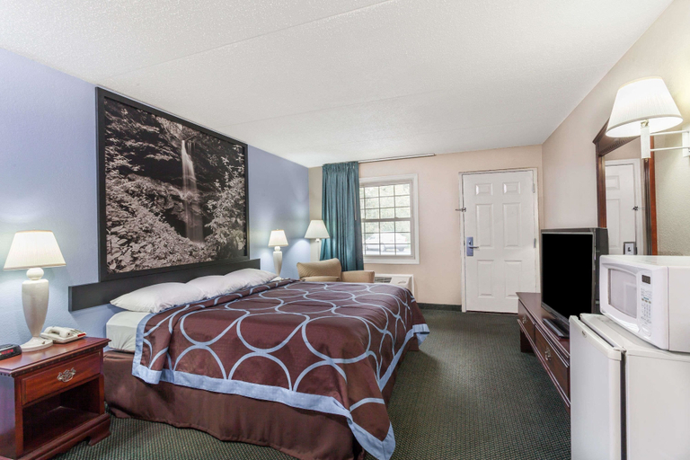 Bedroom 3, Super 8 by Wyndham Kingston, Roane