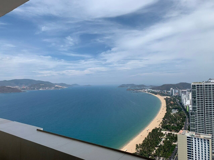 Exterior & Views 7