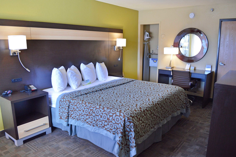 Bedroom 3, Days Inn by Wyndham Carlsbad, Eddy