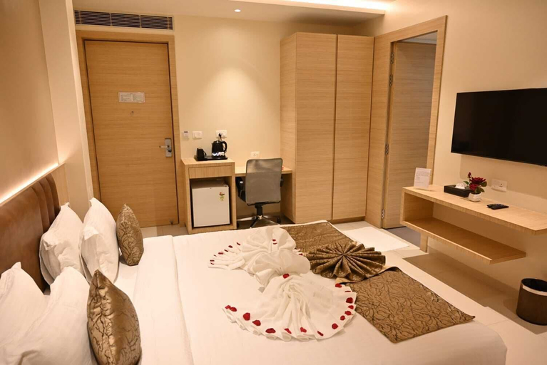 Bedroom 1, All Seasons, Lucknow
