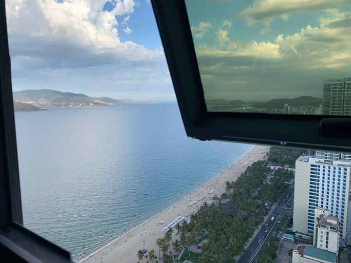 Exterior & Views 27