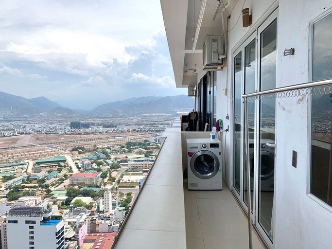 Exterior & Views 12