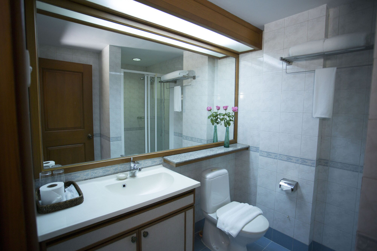 Bathroom, One Myanmar Resort Yangon, Yangon