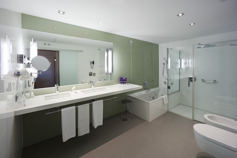 Bathroom 4, Parador de Cáceres, Cáceres