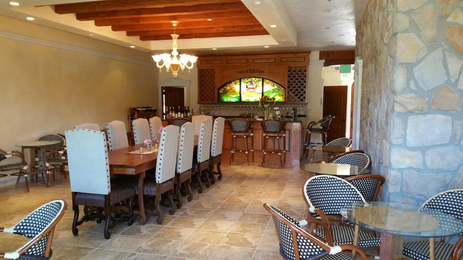 Food & Drinks, Thorn Hill Vineyard Villas, Lake