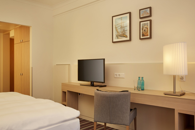 Bedroom 2, H+ Hotel Stade Herzog Widukind by Sunday Hotels, Stade