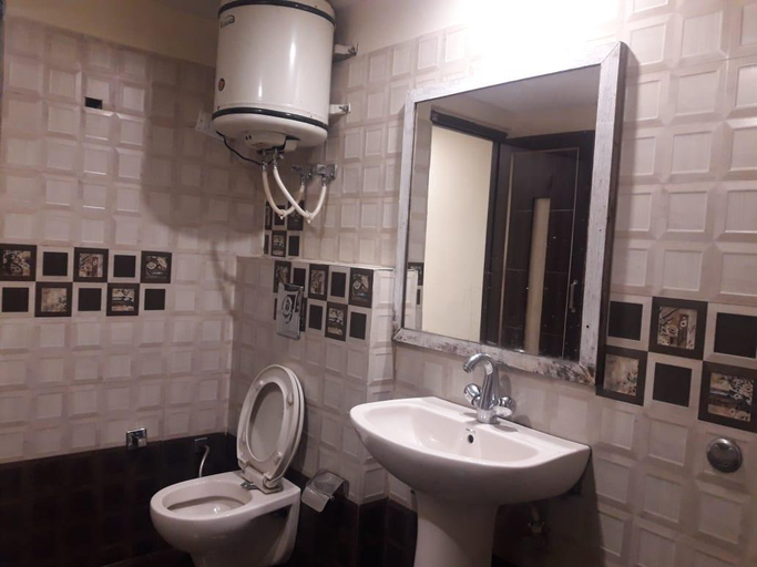 Bathroom, Hotel Bombay Palace, Chamba