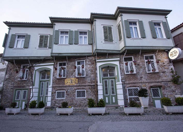 Exterior & Views